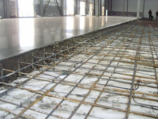 Армированный бетонный пол: виды конструкций и этапы сооружения